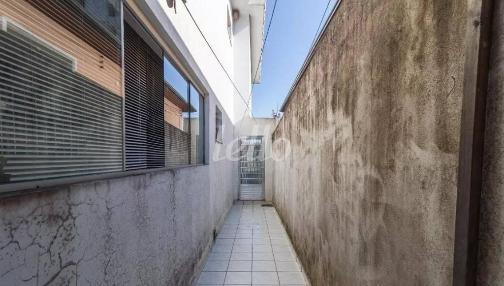 CORREDOR EXTERNO de Casa à venda, assobradada com 284 m², 3 quartos e 4 vagas em Vila Valparaíso - Santo André
