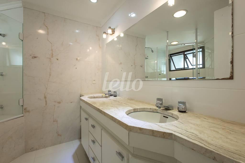03SUITE-1_008 de Apartamento para alugar, Padrão com 161 m², 3 quartos e 3 vagas em Vila Nova Conceição - São Paulo