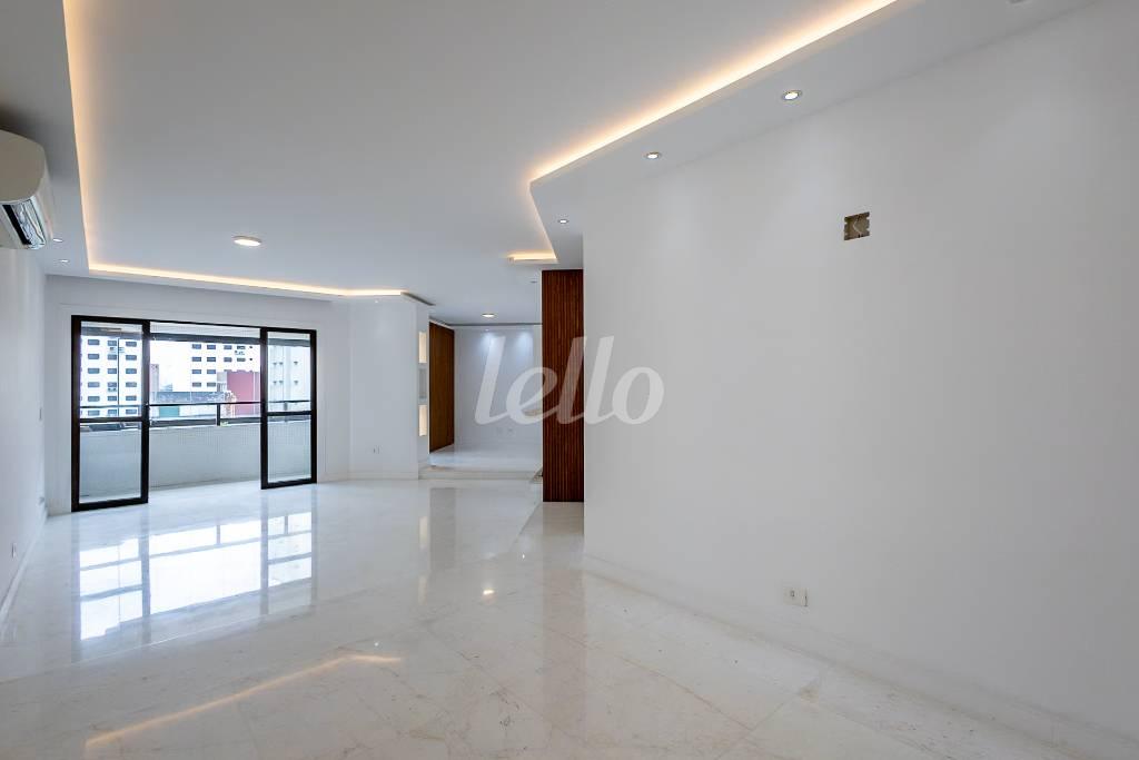 06SALA_001 de Apartamento para alugar, Padrão com 161 m², 3 quartos e 3 vagas em Vila Nova Conceição - São Paulo