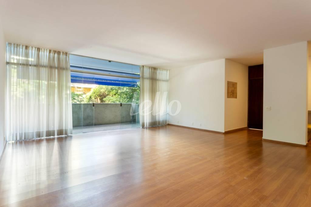 SALA de Apartamento para alugar, Padrão com 200 m², 3 quartos e 2 vagas em Bela Vista - São Paulo