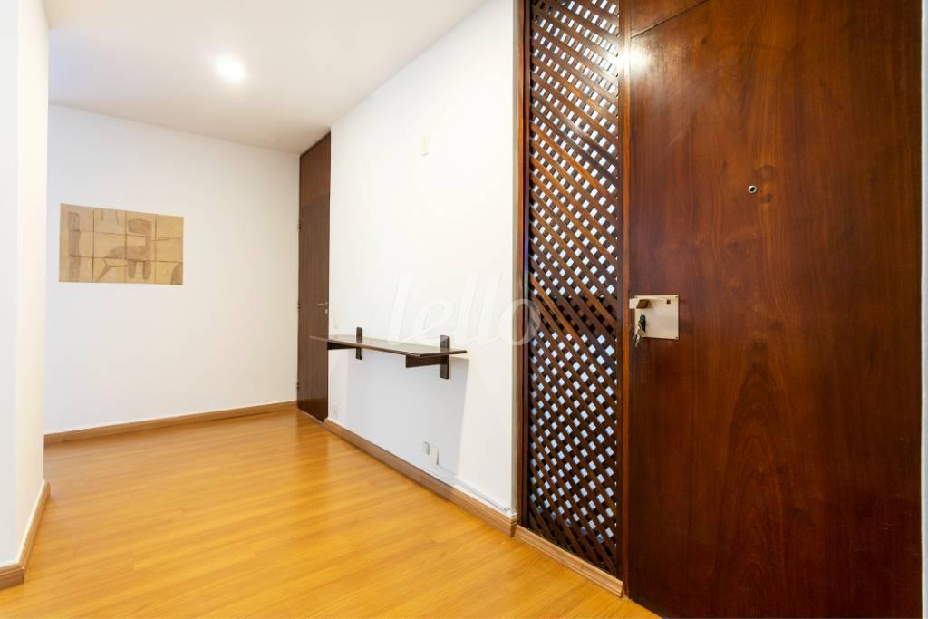 HALL de Apartamento para alugar, Padrão com 200 m², 3 quartos e 2 vagas em Bela Vista - São Paulo