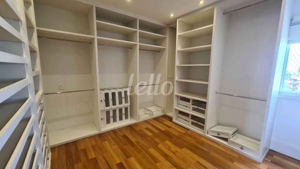 CLOSET SUITE 3 de Apartamento para alugar, cobertura - Padrão com 466 m², 4 quartos e 7 vagas em Planalto Paulista - São Paulo
