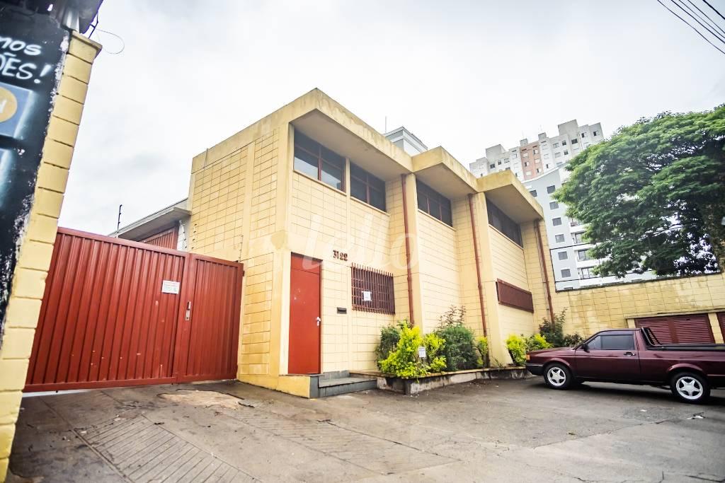 FRENTE de Galpão/Armazém à venda, Padrão com 740 m², e 8 vagas em Vila Ema - São Paulo