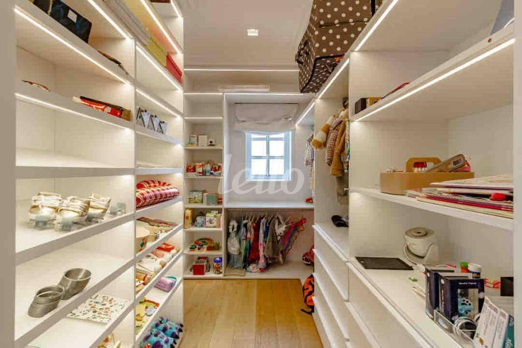 CLOSET de Apartamento à venda, Padrão com 365 m², 4 quartos e 4 vagas em Jardim Paulista - São Paulo