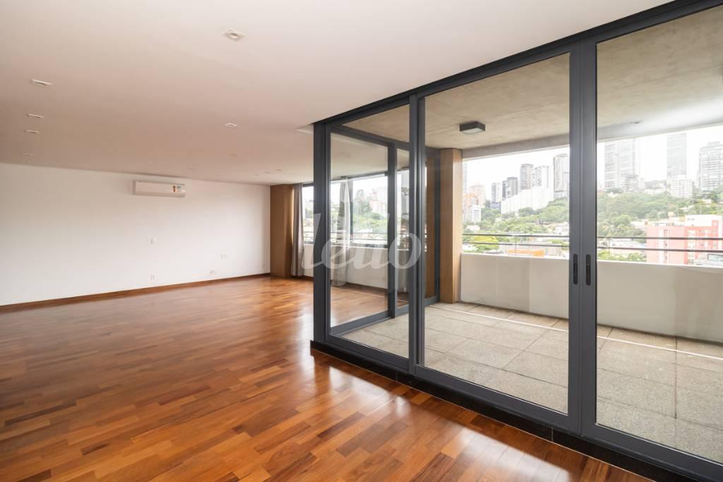 SALA de Apartamento para alugar, Padrão com 145 m², 2 quartos e 3 vagas em Vila Madalena - São Paulo