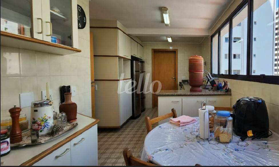 COZINHA de Apartamento à venda, Padrão com 220 m², 4 quartos e 3 vagas em Indianópolis - São Paulo