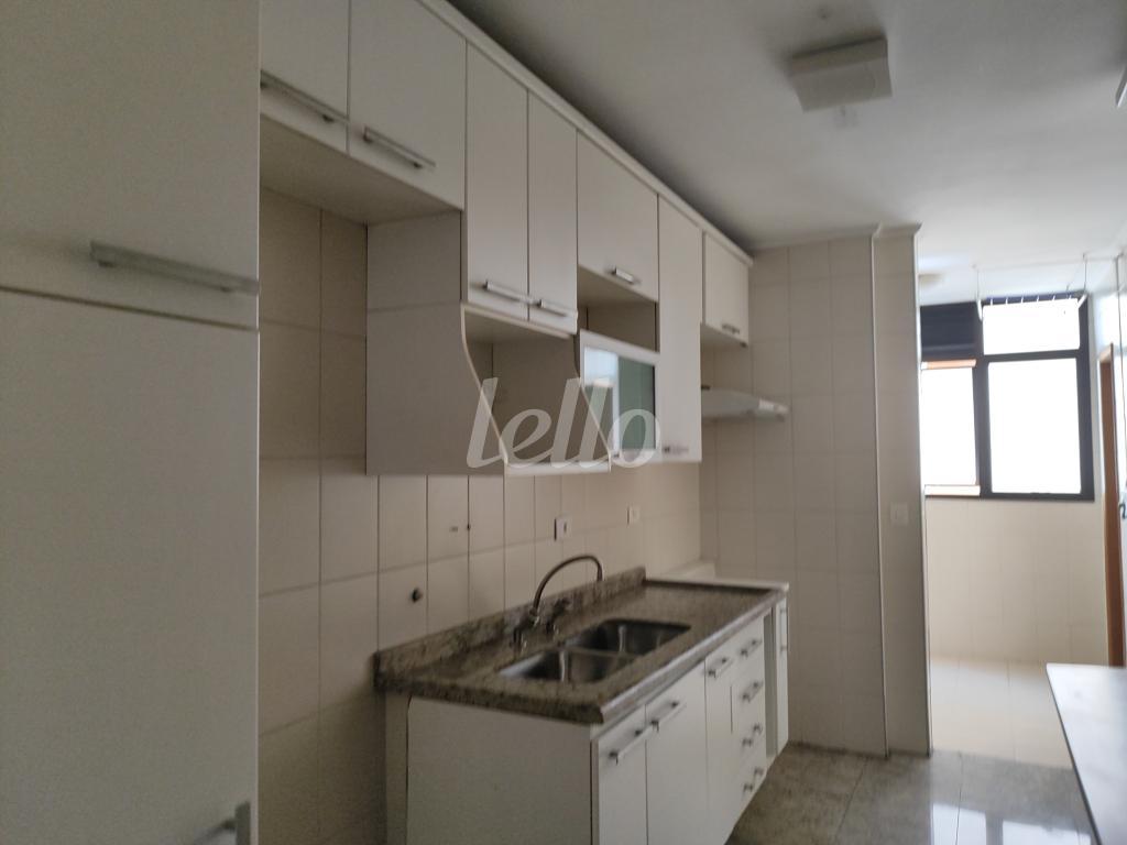 8-COZINHA de Apartamento para alugar, Padrão com 90 m², 3 quartos e 2 vagas em Vila Cláudia - São Paulo