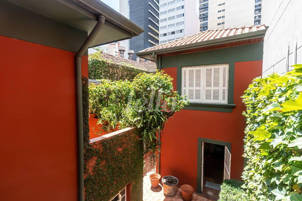 QUINTAL de Casa para alugar, sobrado com 160 m², 3 quartos e 2 vagas em Cerqueira César - São Paulo