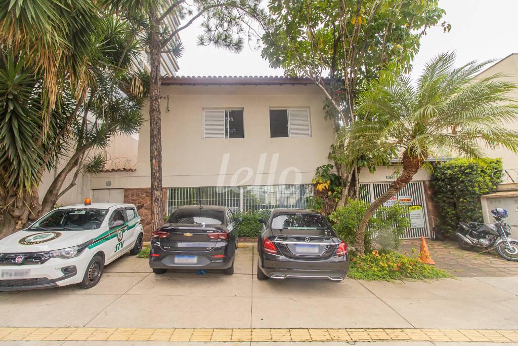 FACHADA de Casa para alugar, sobrado com 360 m², e 6 vagas em Vila Clementino - São Paulo
