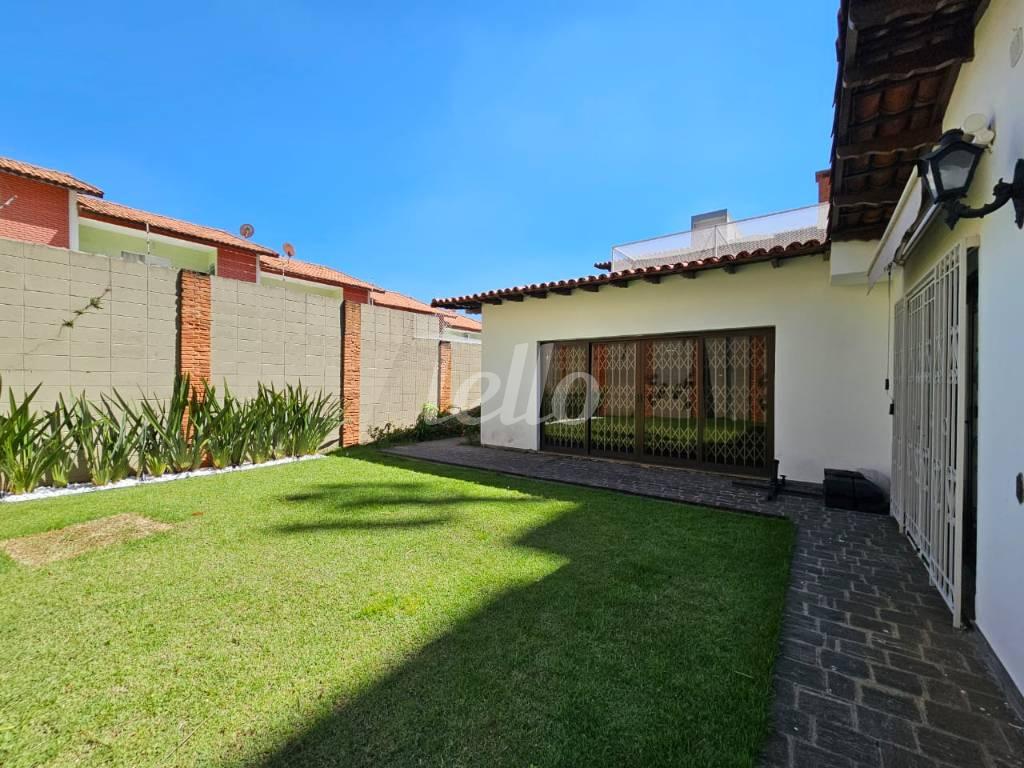 QUINTAL de Casa à venda, sobrado com 450 m², 5 quartos e 6 vagas em Vila Nova Savoia - São Paulo