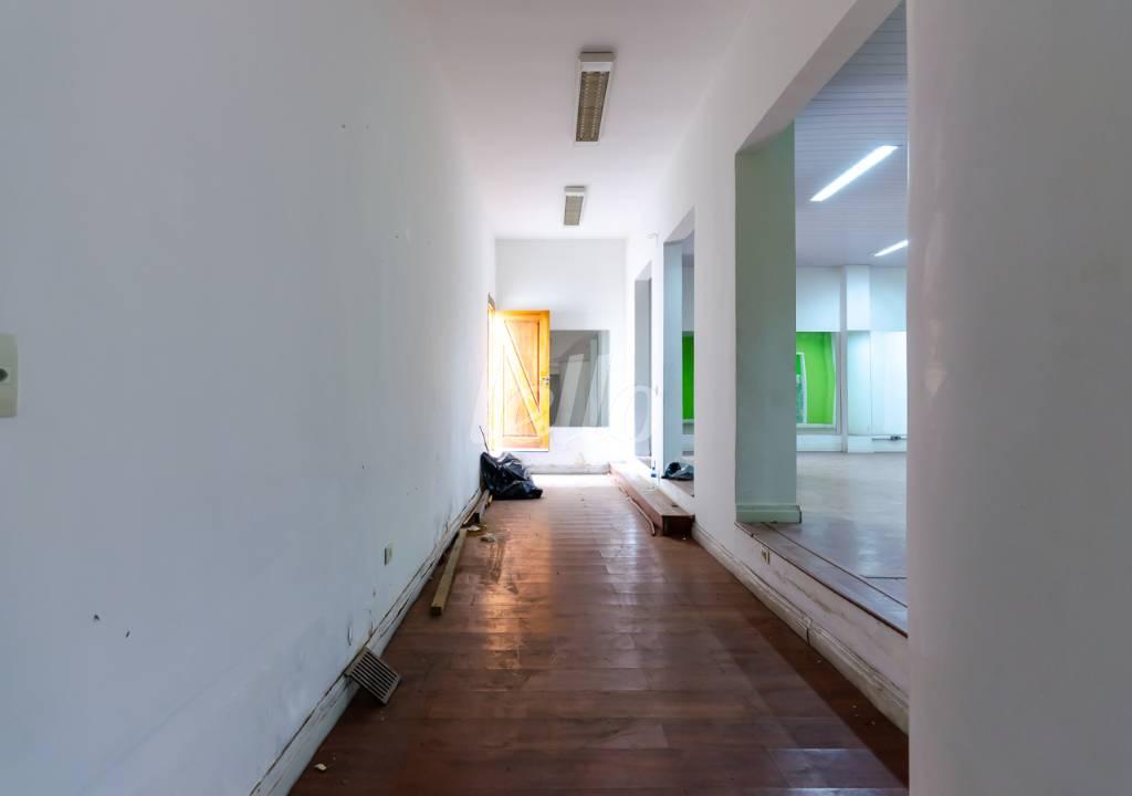 CORREDOR LATERAL de Casa para alugar, sobrado com 260 m², e 6 vagas em Vila Pompeia - São Paulo
