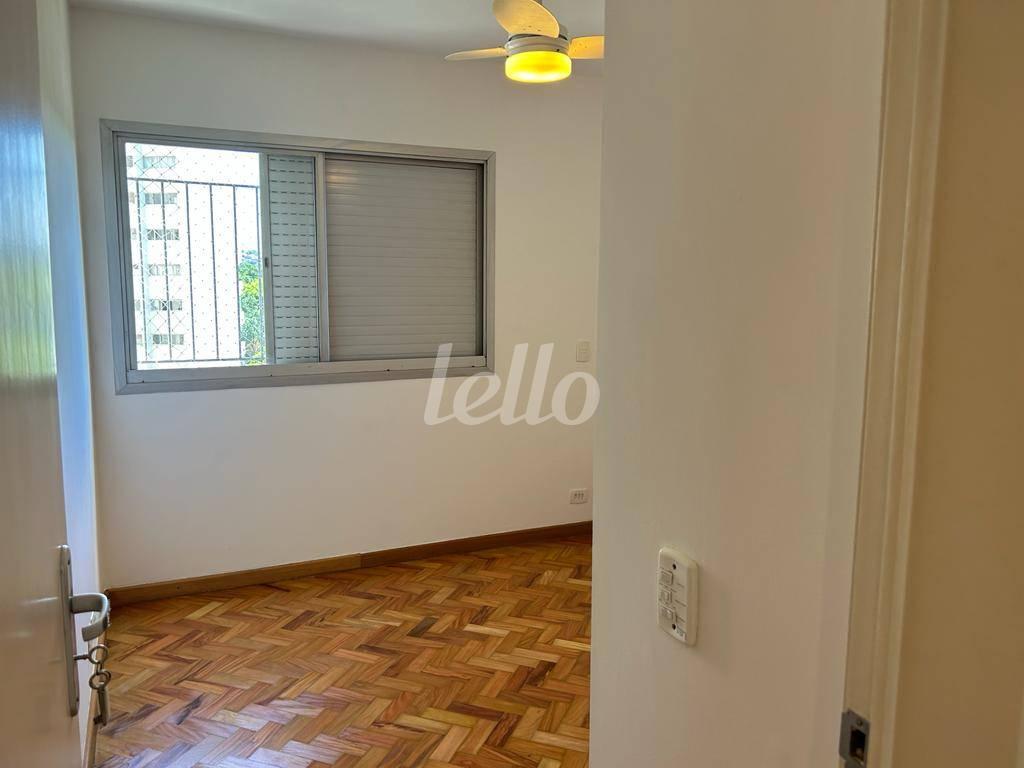 QUARTO de Apartamento para alugar, Padrão com 115 m², 2 quartos e 2 vagas em Alto de Pinheiros - São Paulo
