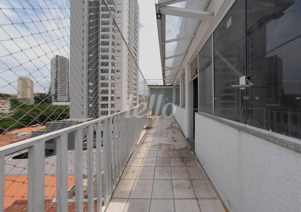 CORREDOR LATERAL de Casa para alugar, sobrado com 475 m², e 3 vagas em Vila Albertina - São Paulo
