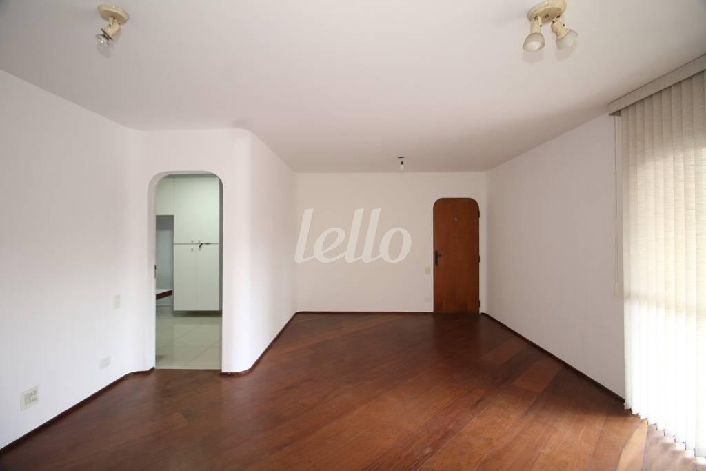 SALA de Apartamento à venda, Padrão com 130 m², 3 quartos e 2 vagas em Indianópolis - São Paulo