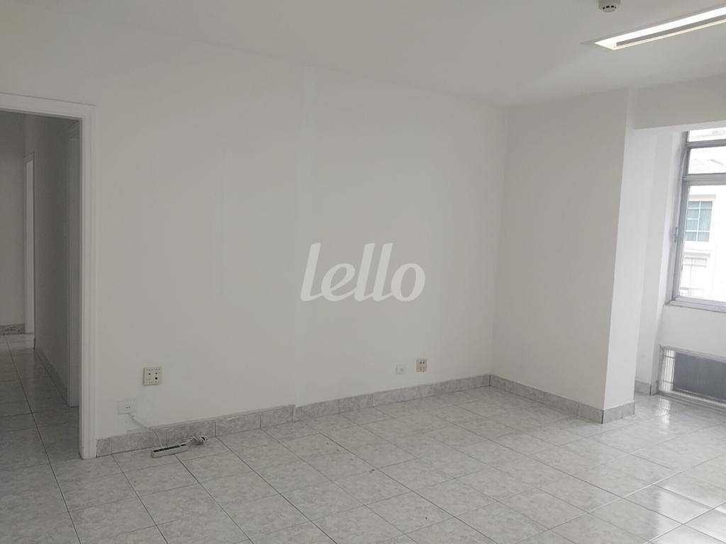 SALA de Sala / Conjunto para alugar, Padrão com 147 m², e em República - São Paulo