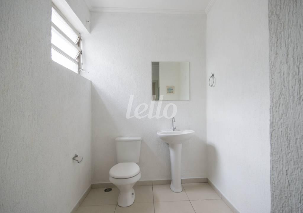 BANHEIRO de Casa para alugar, sobrado com 300 m², e 2 vagas em Indianópolis - São Paulo