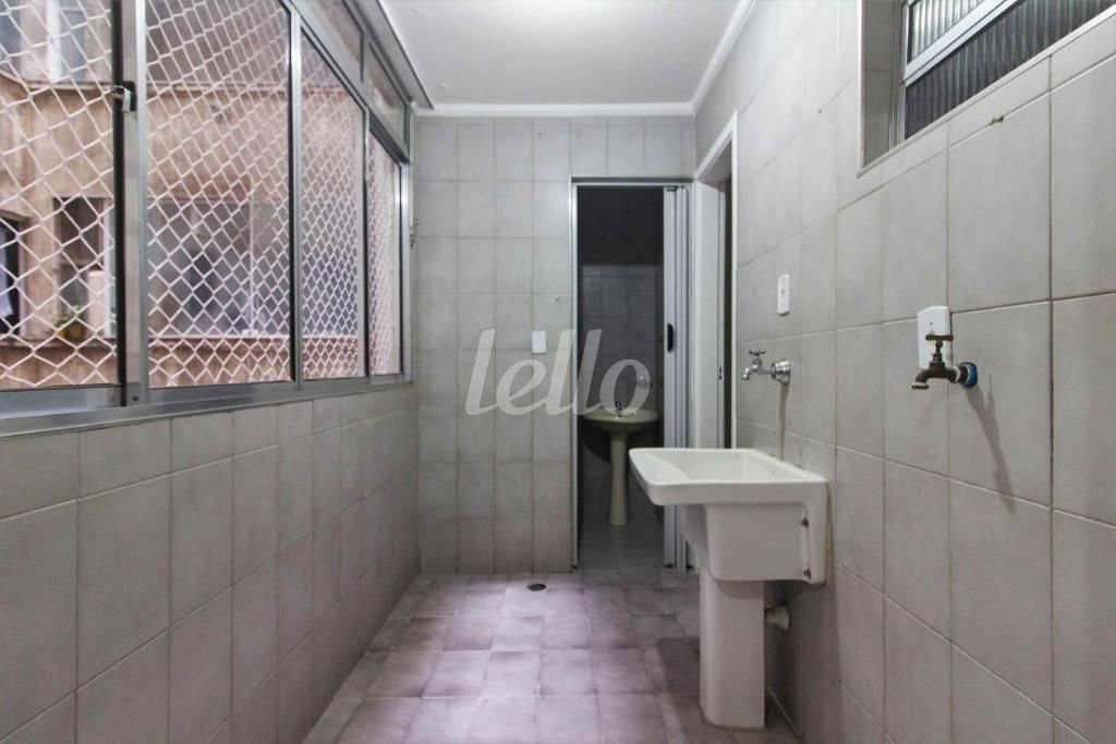 ÁREA E BANHEIRO DE SERVIÇO de Apartamento à venda, Padrão com 80 m², 2 quartos e em Bela Vista - São Paulo