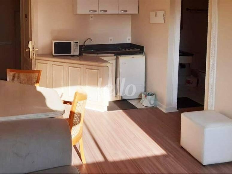 SALA E COZINHA de Apartamento para alugar, Kitnet com 30 m², 1 quarto e 1 vaga em Vila Olímpia - São Paulo