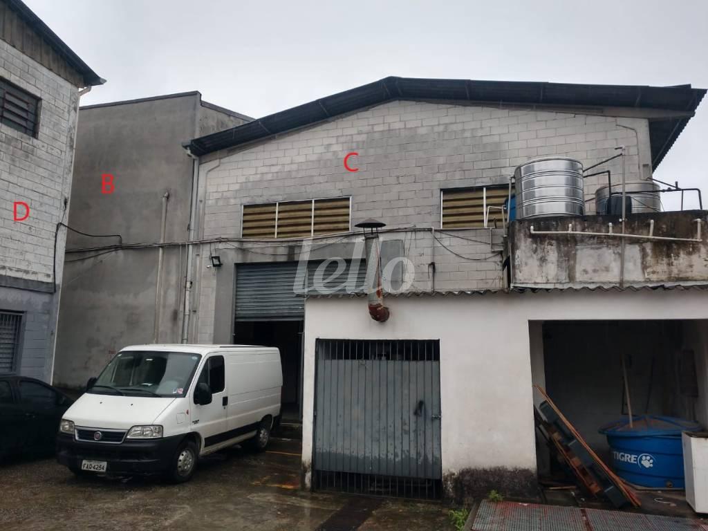 FACHADA de Galpão/Armazém para alugar, Padrão com 2430 m², e 6 vagas em Vila Carmosina - São Paulo