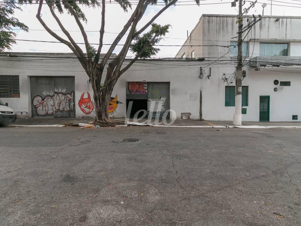 FACHADA de Galpão/Armazém para alugar, Padrão com 240 m², e 1 vaga em Luz - São Paulo