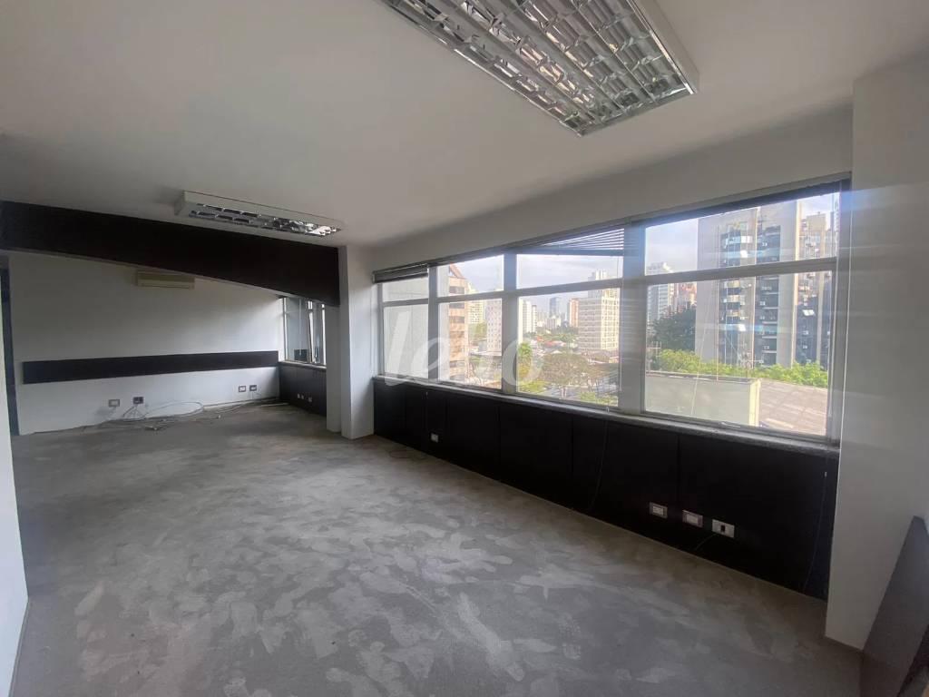 ANDAR de Sala / Conjunto para alugar, Padrão com 234 m², e 6 vagas em Cidade Monções - São Paulo
