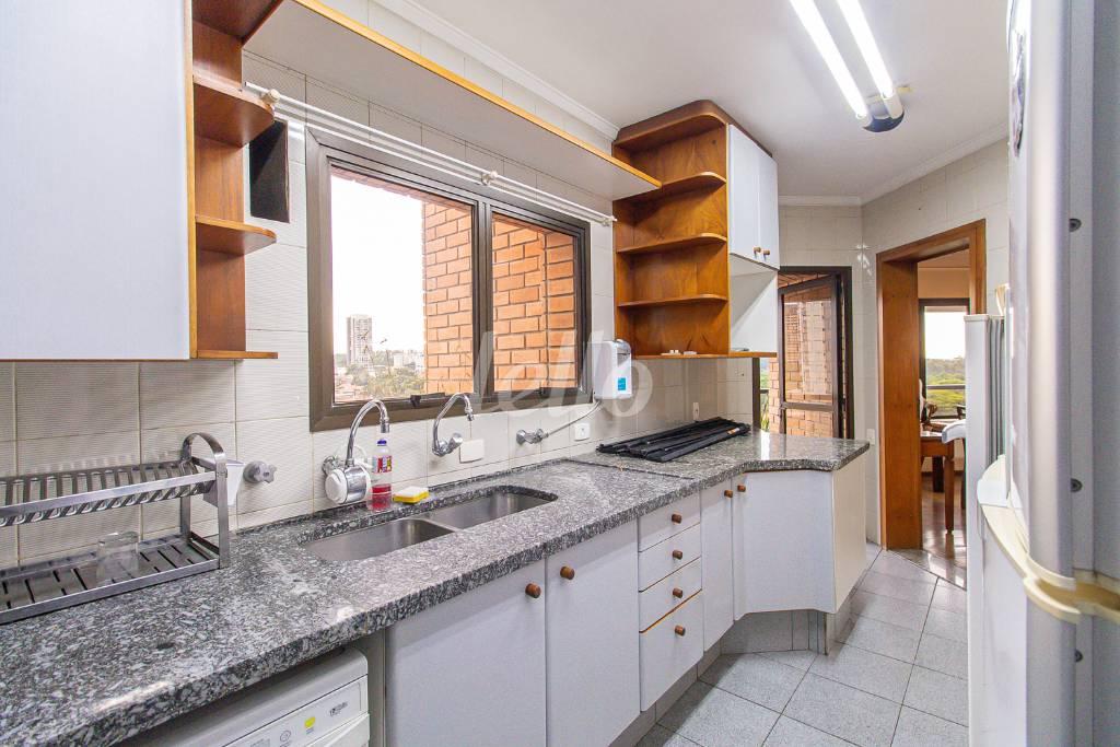 COZINHA de Apartamento à venda, Padrão com 198 m², 4 quartos e 3 vagas em Chácara Santo Antônio - São Paulo