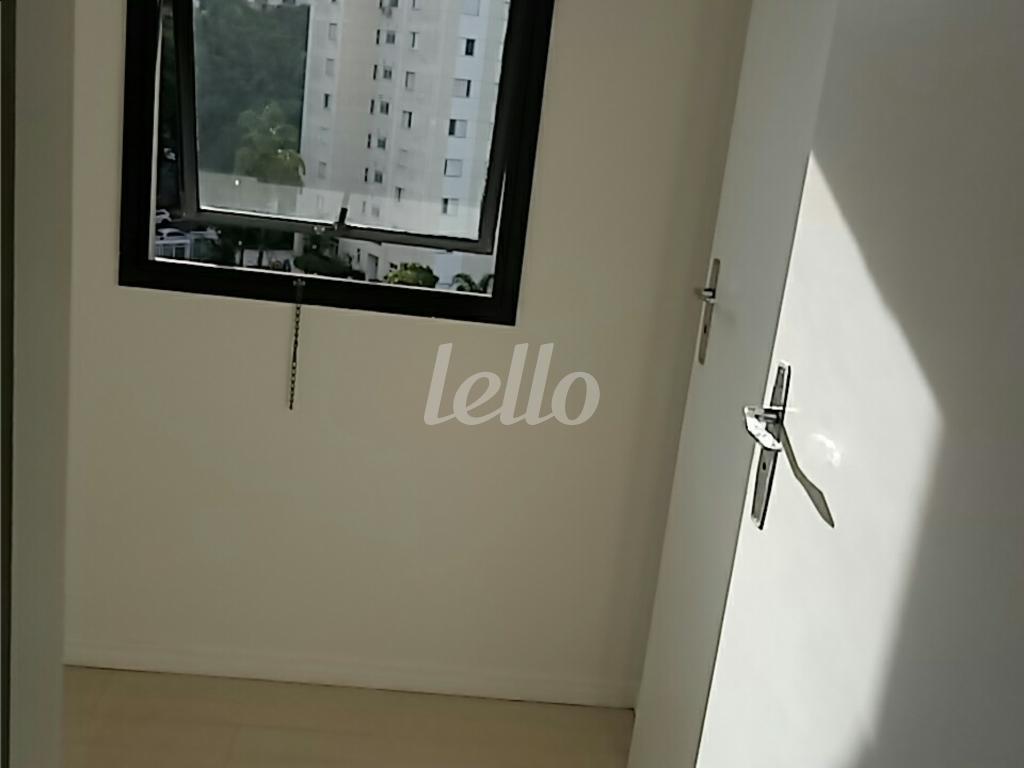 QUARTO DE SERVIÇO de Apartamento para alugar, Padrão com 66 m², 2 quartos e 2 vagas em Vila Suzana - São Paulo