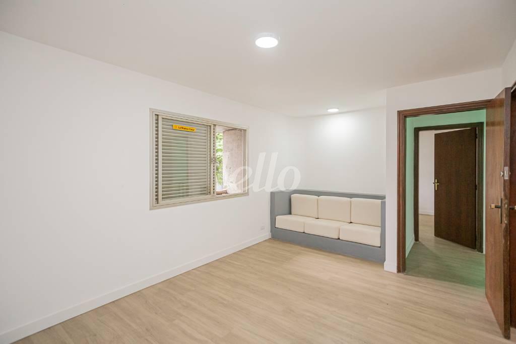 07SUITE-1_002 de Casa para alugar, sobrado com 330 m², 3 quartos e 4 vagas em Planalto Paulista - São Paulo