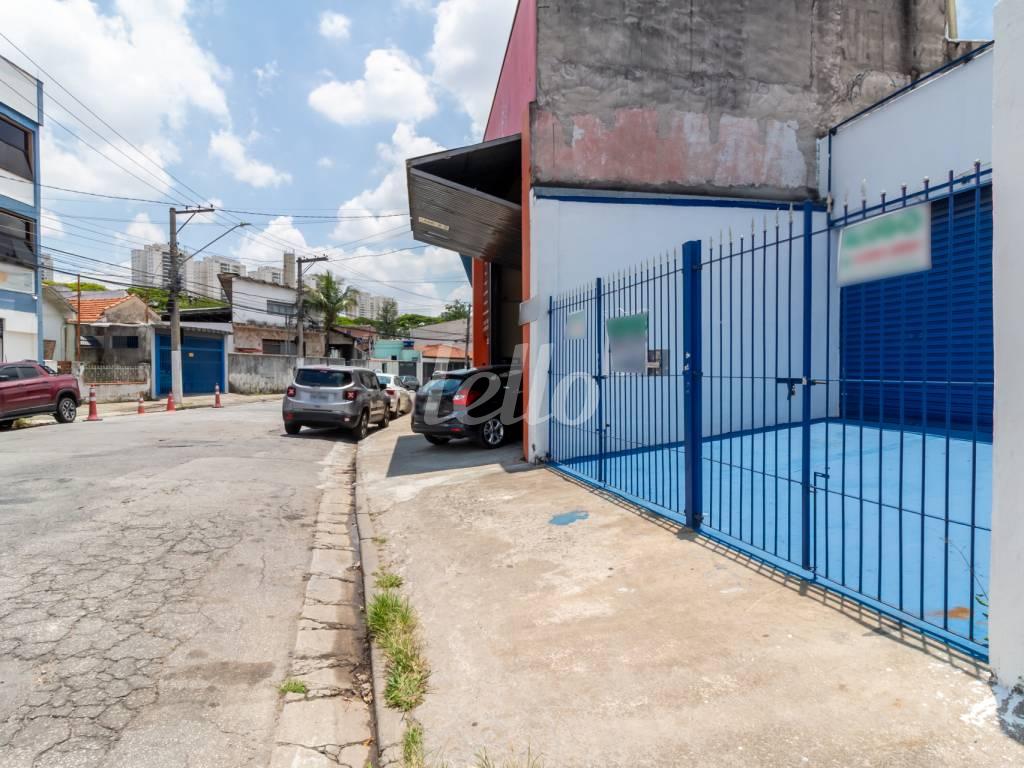 FACHADA de Loja para alugar, Padrão com 250 m², e 2 vagas em Vila Anastacio - São Paulo