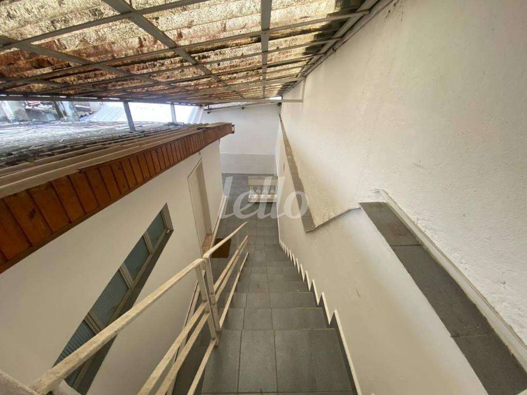 ESCADA de Casa para alugar, sobrado com 236 m², e 2 vagas em Vila Sonia - São Bernardo do Campo