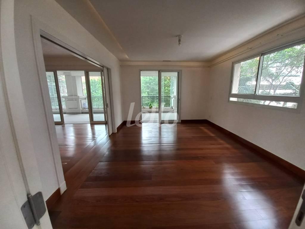 SALAS de Apartamento para alugar, Padrão com 358 m², 4 quartos e 5 vagas em Jardim América - São Paulo