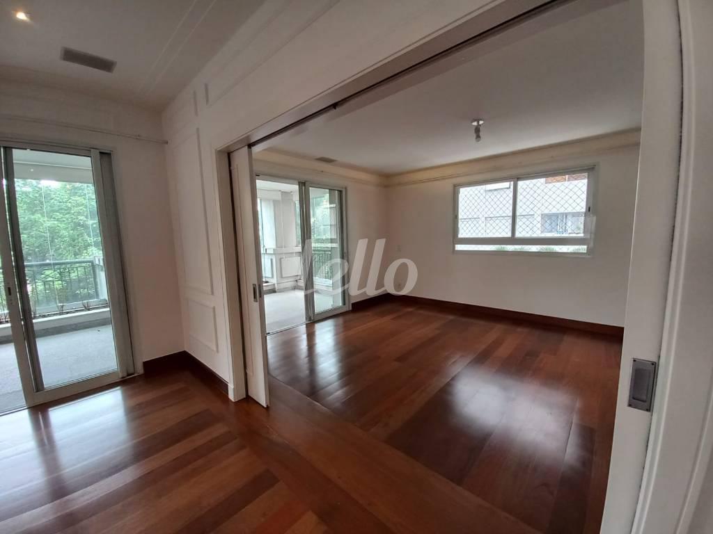 SALA E VARANDA de Apartamento para alugar, Padrão com 358 m², 4 quartos e 5 vagas em Jardim América - São Paulo