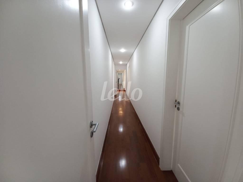 CORREDOR DORMITÓRIOS de Apartamento para alugar, Padrão com 358 m², 4 quartos e 5 vagas em Jardim América - São Paulo