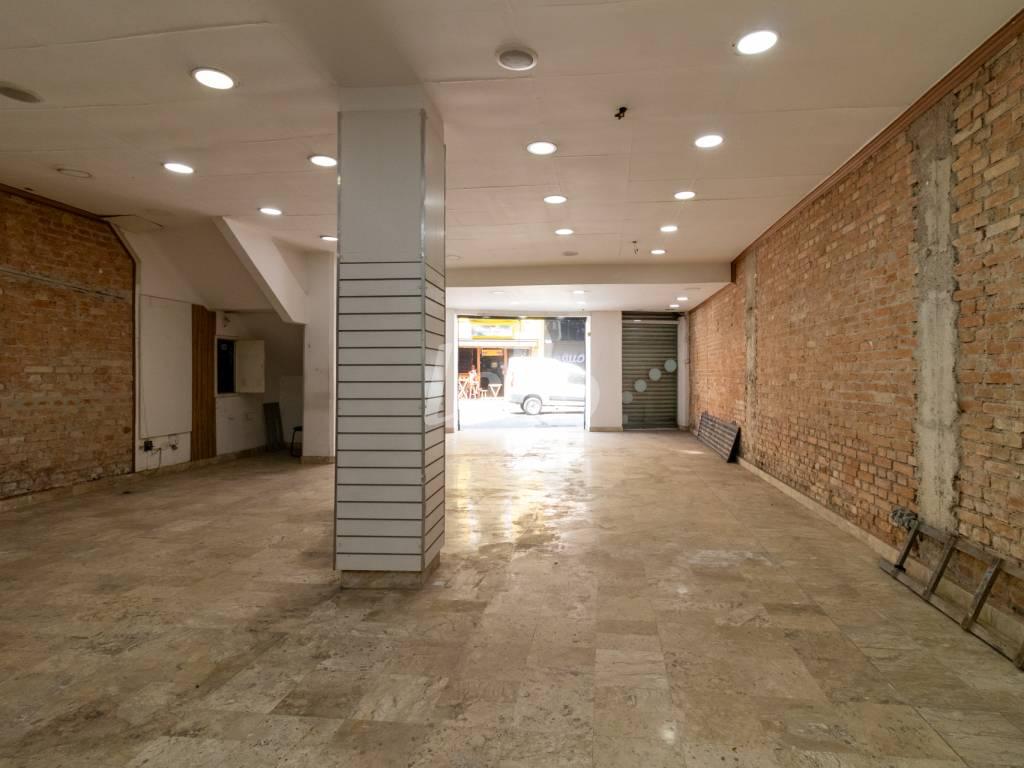 LOJA de Loja para alugar, Padrão com 200 m², e em República - São Paulo