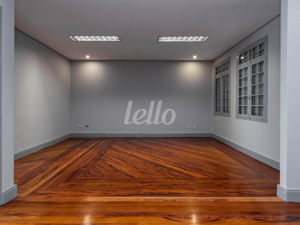 SOBRELOJA de Sobreloja para alugar, Padrão com 400 m², e em República - São Paulo