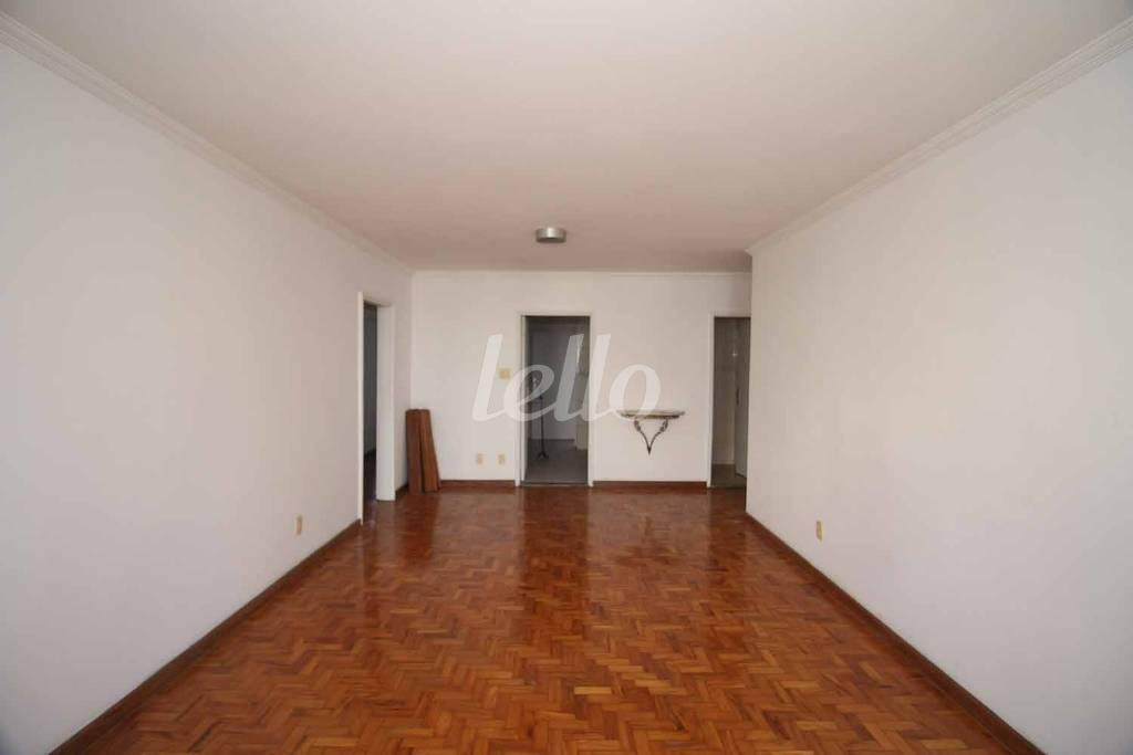 SALA de Apartamento para alugar, Padrão com 133 m², 2 quartos e 1 vaga em Cerqueira César - São Paulo