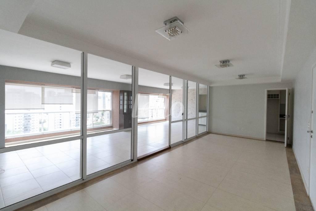 SALA (4) de Apartamento à venda, Padrão com 161 m², 3 quartos e 3 vagas em Vila Romana - São Paulo