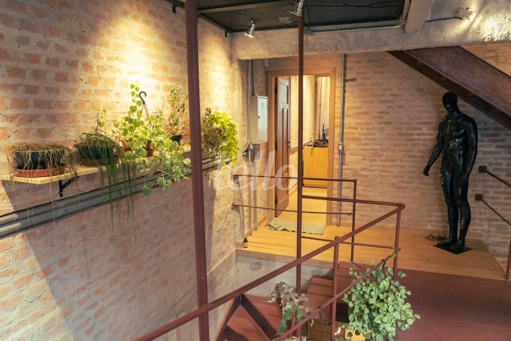 ESCADAS de Casa para alugar, assobradada com 230 m², 2 quartos e 1 vaga em Vila Pompeia - São Paulo