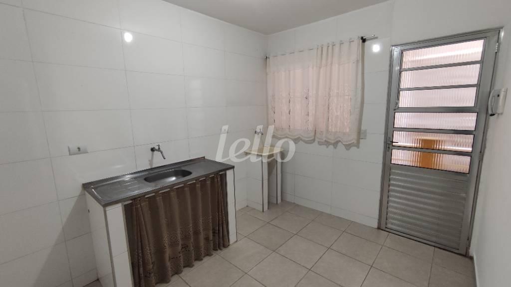 COZINHA / SALA de Apartamento para alugar, Kitnet com 27 m², 1 quarto e em Parque Casa de Pedra - São Paulo