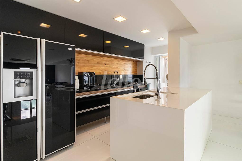 COZINHA de Apartamento para alugar, cobertura - Padrão com 200 m², 2 quartos e 3 vagas em Cerqueira César - São Paulo