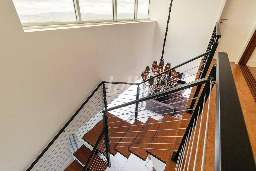 ESCADAS de Apartamento para alugar, cobertura - Padrão com 200 m², 2 quartos e 3 vagas em Cerqueira César - São Paulo
