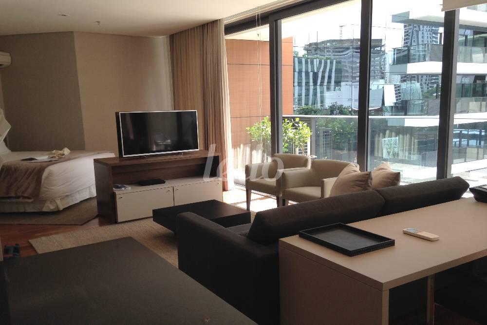 SALA de Apartamento para alugar, Padrão com 66 m², 1 quarto e 2 vagas em Vila Olímpia - São Paulo