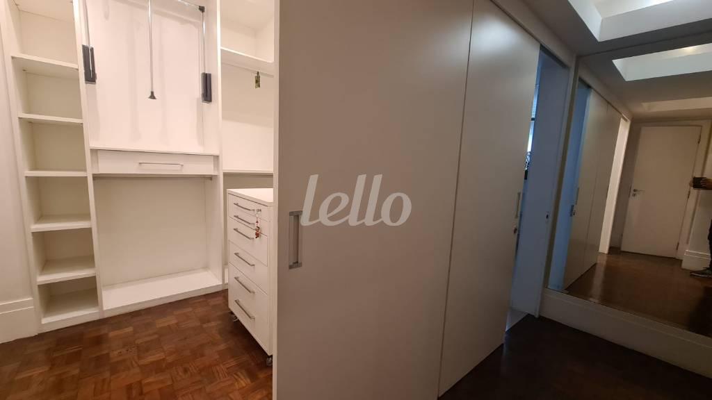 CLOSET SUÍTE 4 de Apartamento para alugar, Padrão com 406 m², 6 quartos e 3 vagas em Jardim Paulista - São Paulo