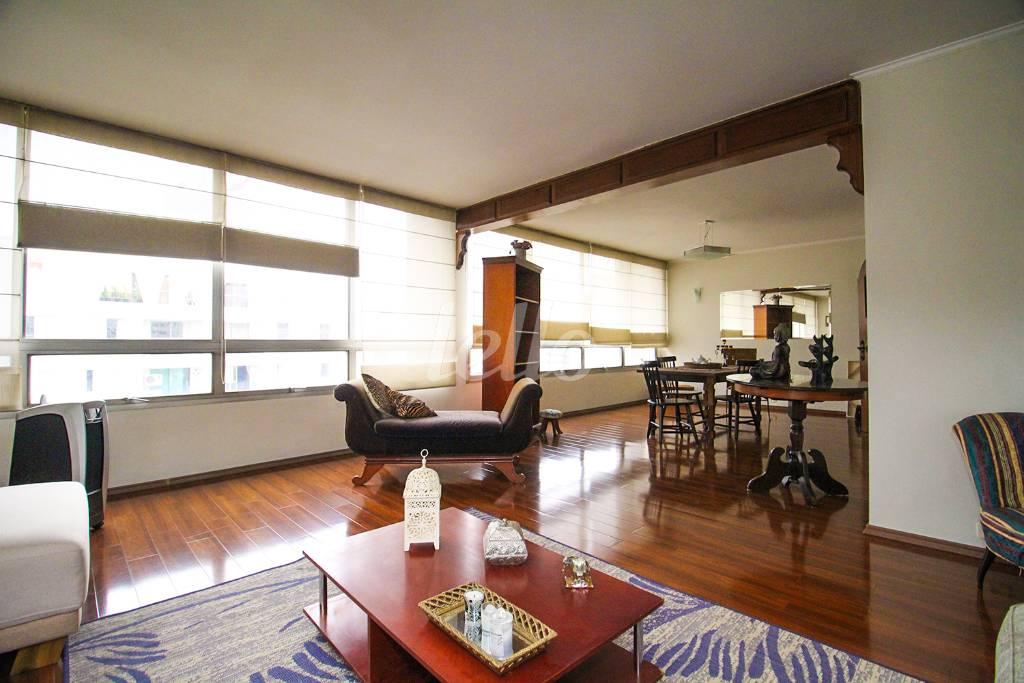 SALA de Apartamento à venda, Padrão com 229 m², 4 quartos e 3 vagas em Aclimação - São Paulo