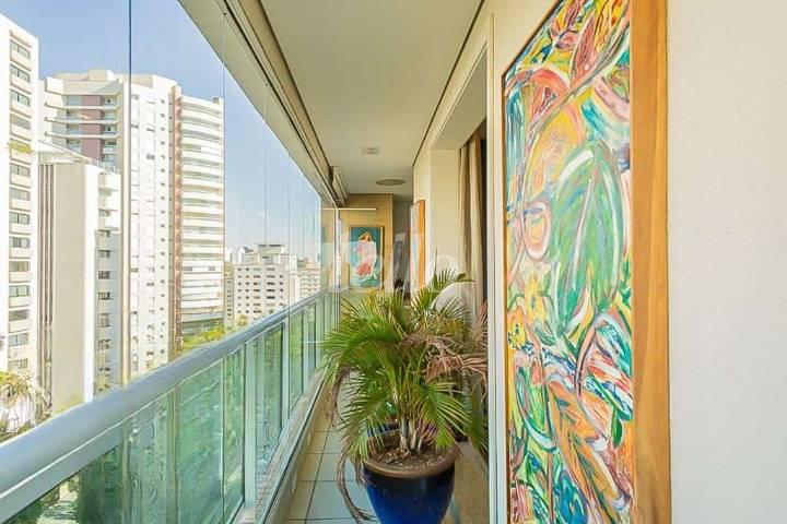 VARANDA de Apartamento à venda, Padrão com 300 m², 3 quartos e 5 vagas em Perdizes - São Paulo