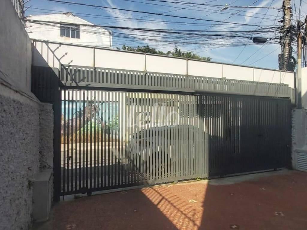 GARAGEM de Loja para alugar, Padrão com 254 m², e 3 vagas em Lapa de Baixo - São Paulo