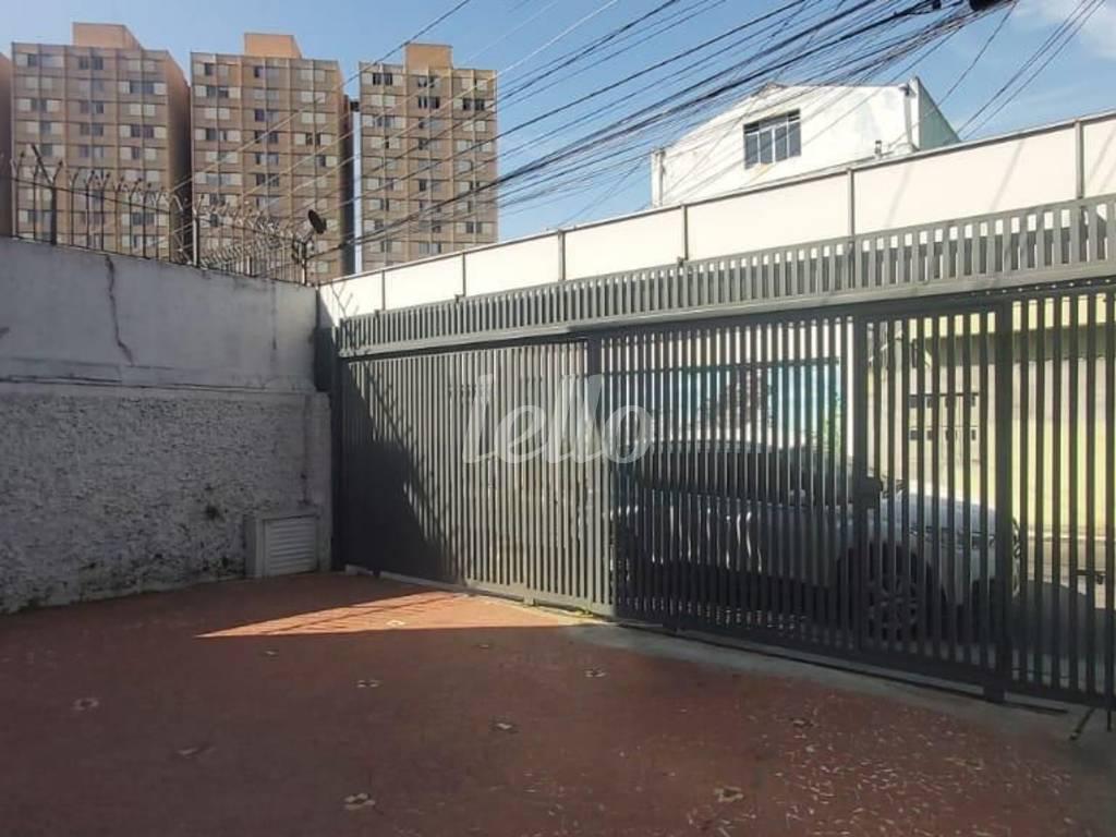 GARAGEM de Loja para alugar, Padrão com 254 m², e 3 vagas em Lapa de Baixo - São Paulo