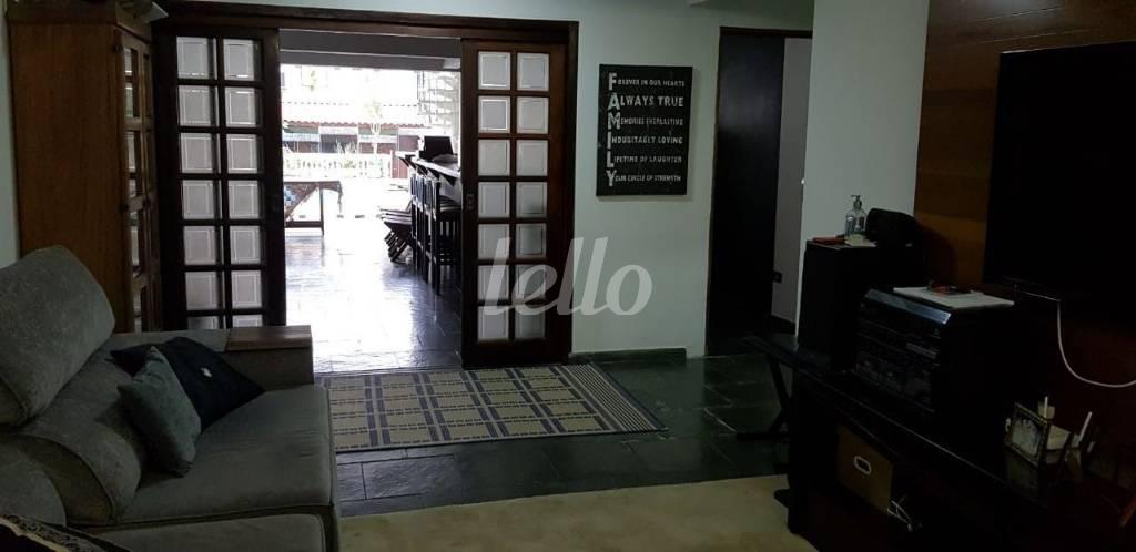 SALA DE TV de Casa à venda, sobrado com 480 m², 3 quartos e 2 vagas em Santa Maria - Santo André