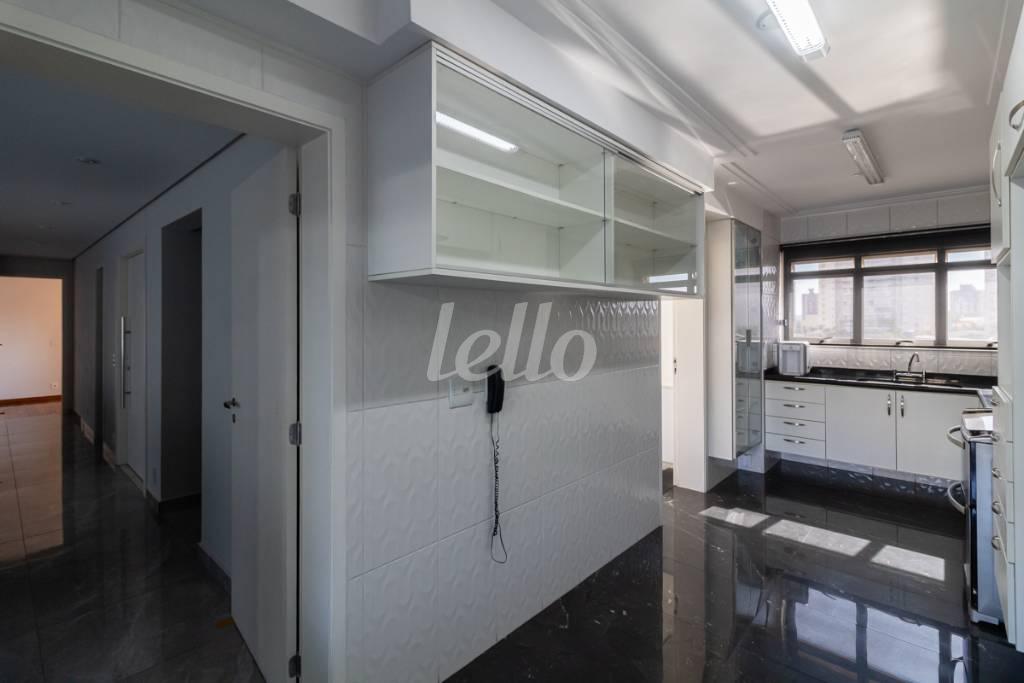 32 COZINHA de Apartamento à venda, Padrão com 182 m², 3 quartos e 3 vagas em Vila Gomes Cardim - São Paulo