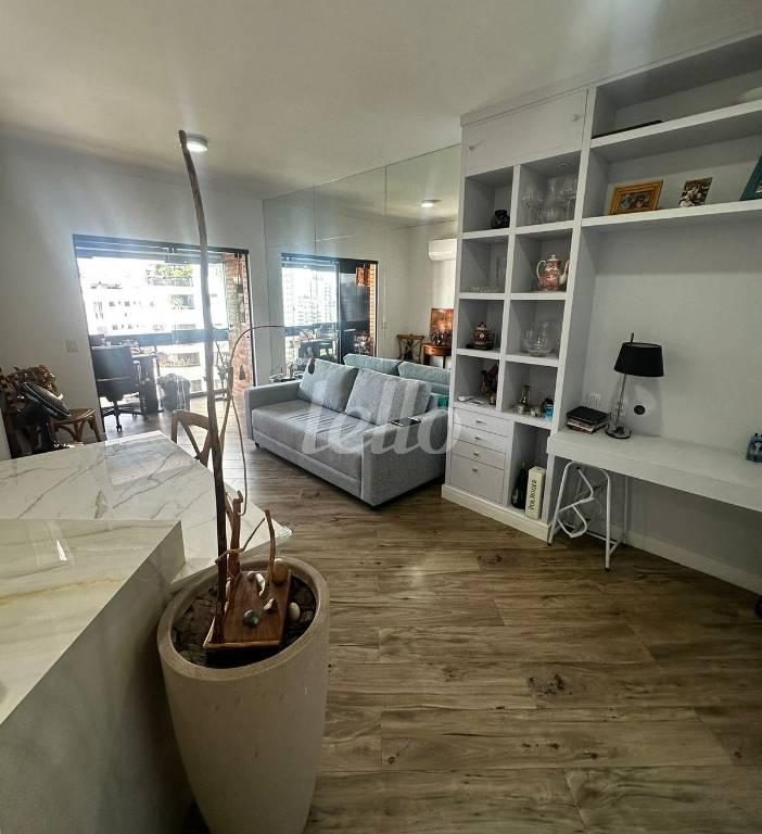 SALA 2 AMBIENTES de Apartamento para alugar, Padrão com 43 m², 1 quarto e 1 vaga em Vila Nova Conceição - São Paulo